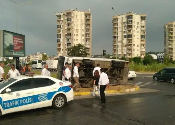 Antalya’da servis midibüsü devrildi: 6 yaralı