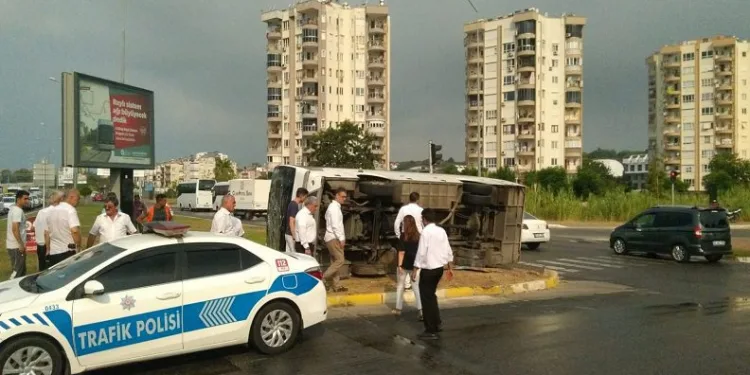 Antalya’da servis midibüsü devrildi: 6 yaralı