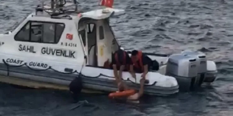 İstanbul Boğazı’nda akıntıya kapıldı