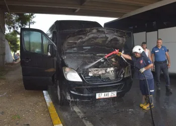Antalya’da turistleri taşıyan minibüste yangın
