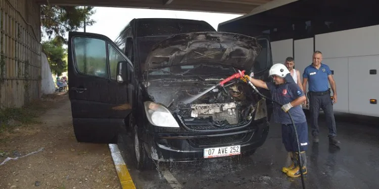 Antalya’da turistleri taşıyan minibüste yangın