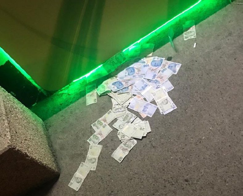 ATM sokağa para saçtı