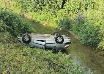 Dereye uçan otomobilden yara almadan kurtuldu