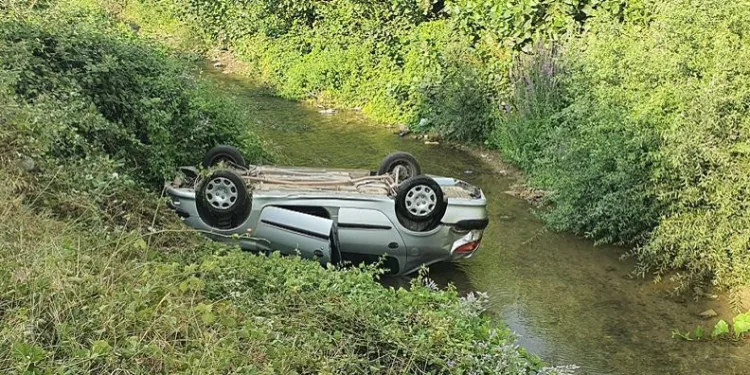 Dereye uçan otomobilden yara almadan kurtuldu