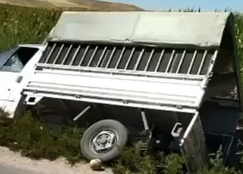 Batman’da işçi taşıyan kamyonet devrildi