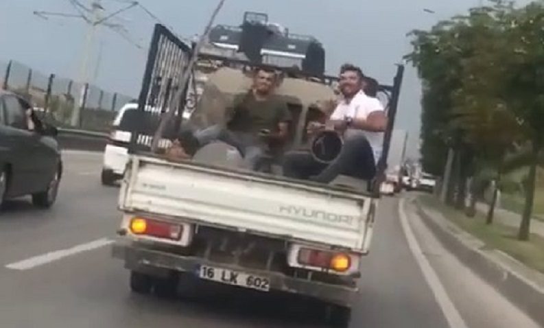 Bursa'da kamyonet arkasında tehlikeli yolculuk