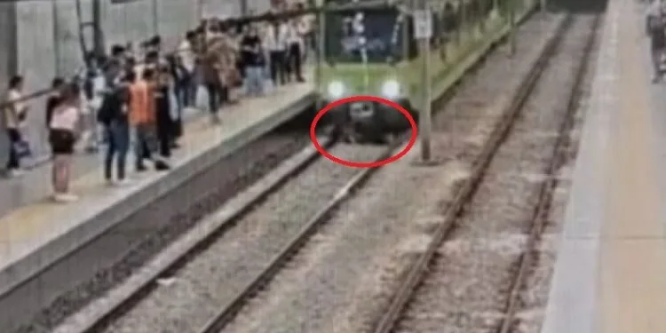 Bursa’da bir kişi metronun önüne atladı