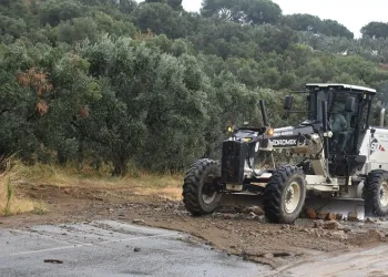 Yağıştan kapanan yolu Gemlik Belediyesi açtı