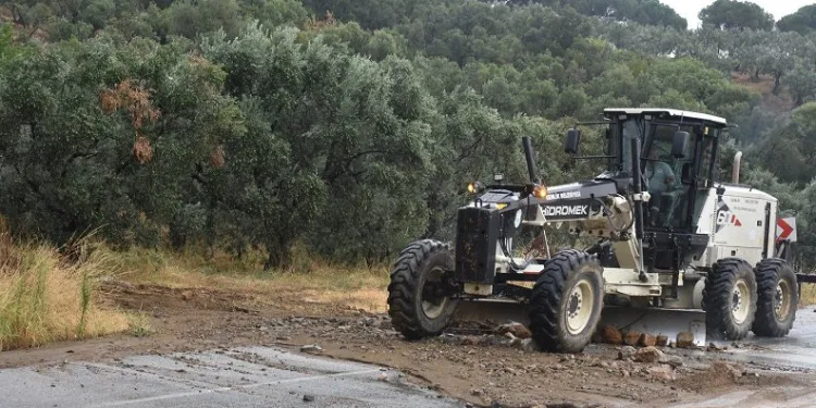 Yağıştan kapanan yolu Gemlik Belediyesi açtı