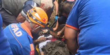 Bursa’da uçuruma yuvarlanan kamyonun şöförünü AFAD kurtardı
