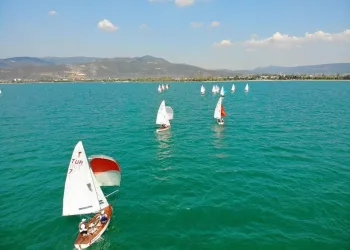 İznik Gölü’nde rüzgara karşı kıyasıya mücadele başladı