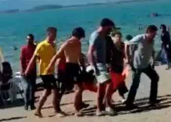 İznik’de boğulmak üzere olan çocuğu cankurtaran kurtardı