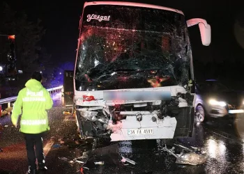 Yolcu otobüsü TIR’a çarptı:25 yaralı
