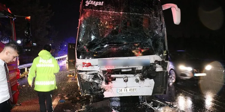 Yolcu otobüsü TIR’a çarptı:25 yaralı