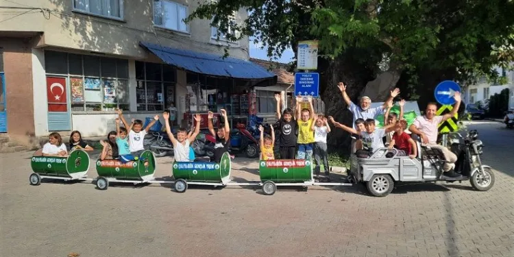 Köyde çocuklar için tren yaptılar