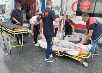Hasta taşıyan ambulansa kamyonet çarptı