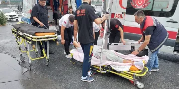Hasta taşıyan ambulansa kamyonet çarptı