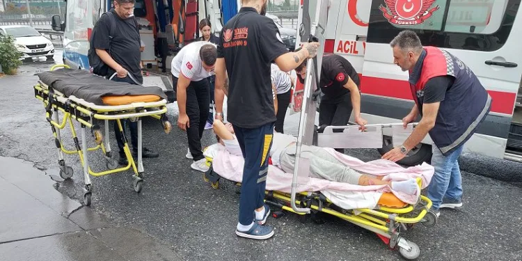 Hasta taşıyan ambulansa kamyonet çarptı