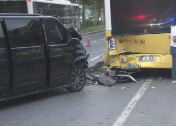 Turist taşıyan minibüs otobüse çarptı