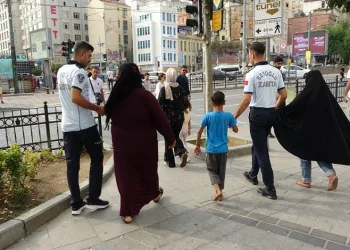 Karaköy’de dilencilere zabıta baskını