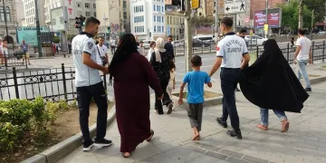 Karaköy’de dilencilere zabıta baskını