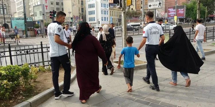 Karaköy’de dilencilere zabıta baskını