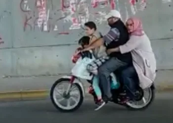 Bir motosiklette 4 kişilik yolculuk