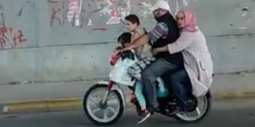 Bir motosiklette 4 kişilik yolculuk