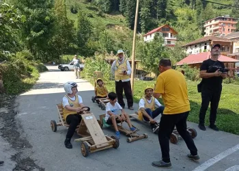 Rize’de ‘Lazralli Tahta Araba Yarışları’