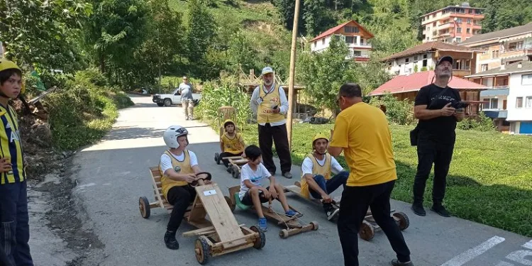 Rize’de ‘Lazralli Tahta Araba Yarışları’
