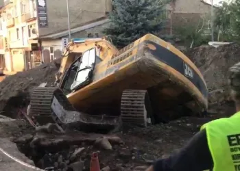 Erzurum’da kazı çalışması yapan iş makinesi yan yattı