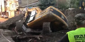 Erzurum’da kazı çalışması yapan iş makinesi yan yattı