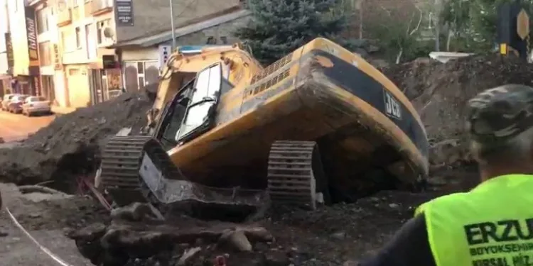 Erzurum’da kazı çalışması yapan iş makinesi yan yattı
