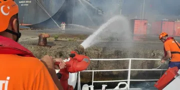 Haydarpaşa Limanı’nda konteyner yangını