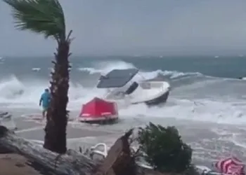 Fırtına Avşa Adası’nda teknelere zarar verdi