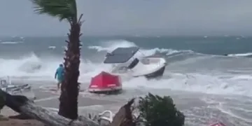Fırtına Avşa Adası’nda teknelere zarar verdi