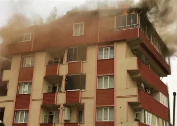 Yıldırım düşen evde yangın çıktı