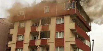 Yıldırım düşen evde yangın çıktı
