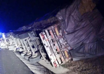 Çanakkale’de balya yüklü TIR devrildi