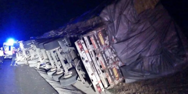 Çanakkale’de balya yüklü TIR devrildi