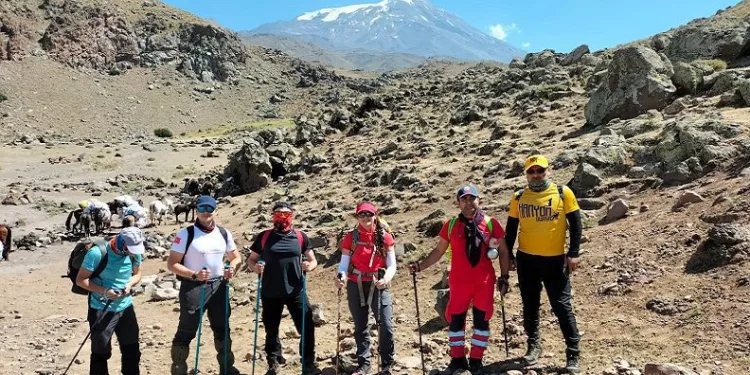İnegöllü sporcular Ağrı Dağı zirvesine tırmandı