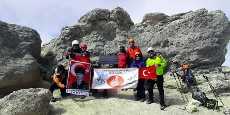 Bursalı dağcılar İran’ın en yüksek dağına tırmandı