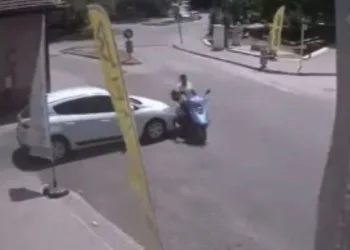 Bursa’da motosiklet kazadan kıl payı kurtuldu
