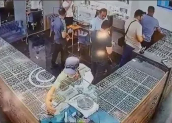 Çaldığı küpeleri satmaya çalışırken yakalandı