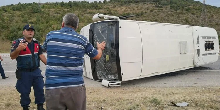 Bursa’da korkutan kaza! Servis otobüsü devrildi