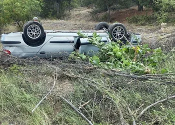 Takla atan otomobil tarlaya uçtu: 2 yaralı