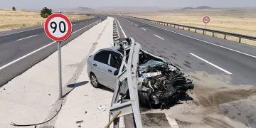 Kontrolden çıkan otomobil demir bariyere saplandı: 3 yaralı