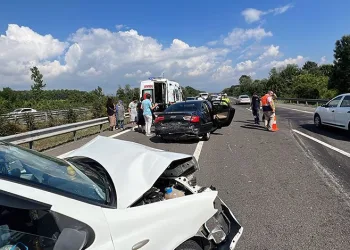 Tem otoyolunda zincirleme kaza: 7 yaralı