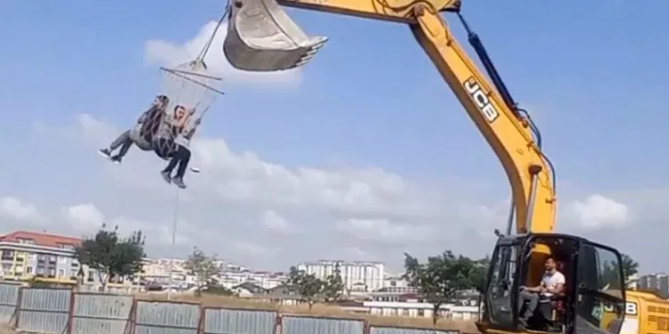 İstanbul’da işçiler kepçeyi salıncak yaptı