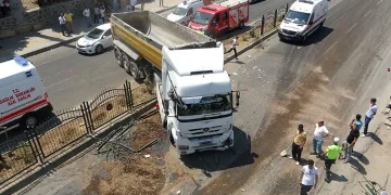 Üst geçit kullanmayan yayalara TIR çarptı